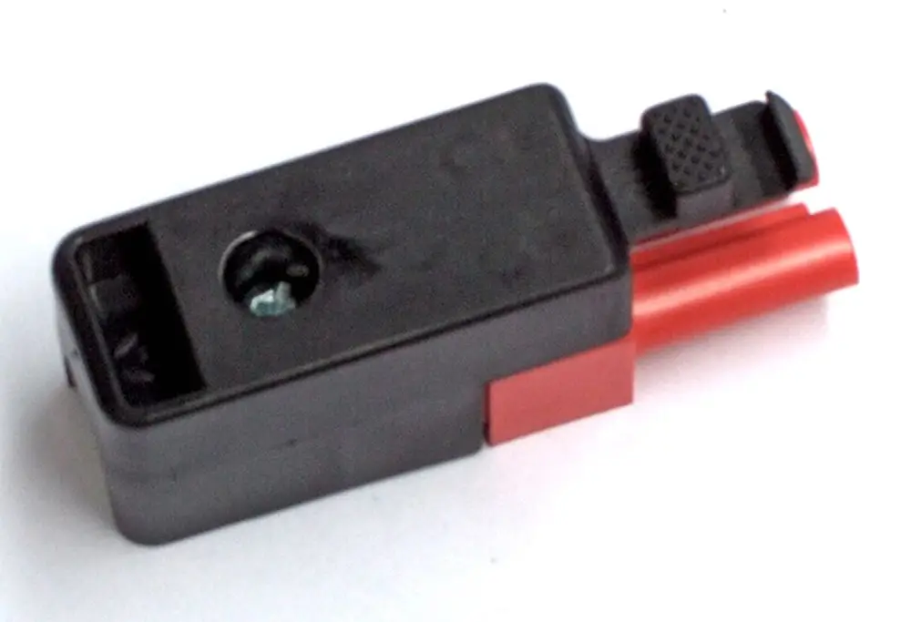 Stecker in Schwarz und Rot mit Anschlussmöglichkeiten, geeignet für Kollektorfühler, hergestellt von Daikin.